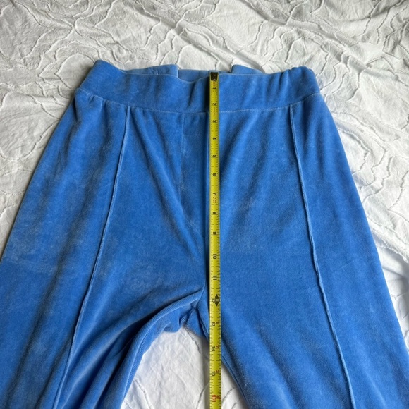 PrettyLittleThing Blue Velour Pants With Slit and Seam Detail - Picture 6 of 11